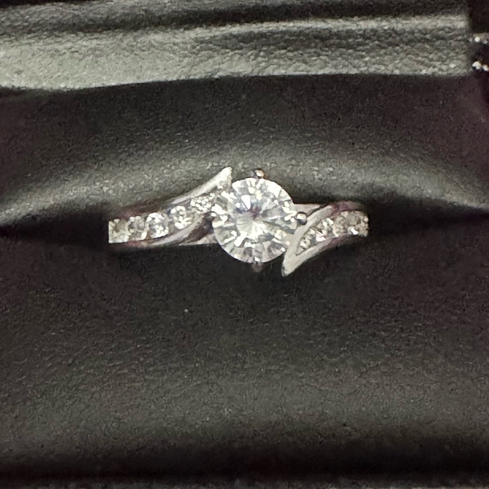 Women’s size 7 ring! 1.5ct CZ set in white gold plated silver! New!